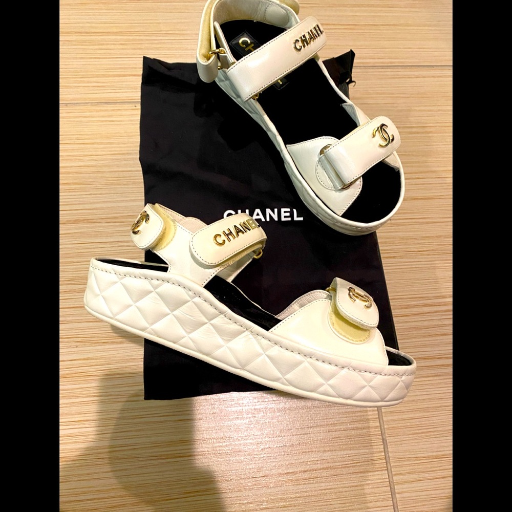 🆕 CHANEL Ivory CC Logo Quilted Wedge Dad Sandals Rare Gold Hardware